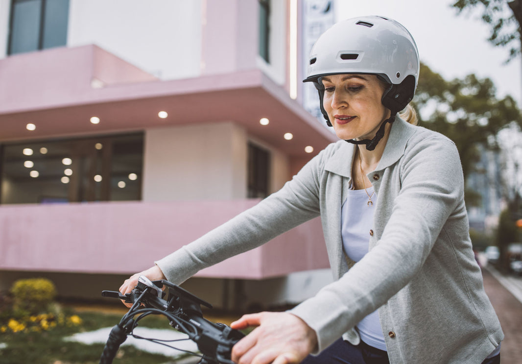 Cycliste en tenue de ville sur un vélo électrique lors d’un trajet urbain.