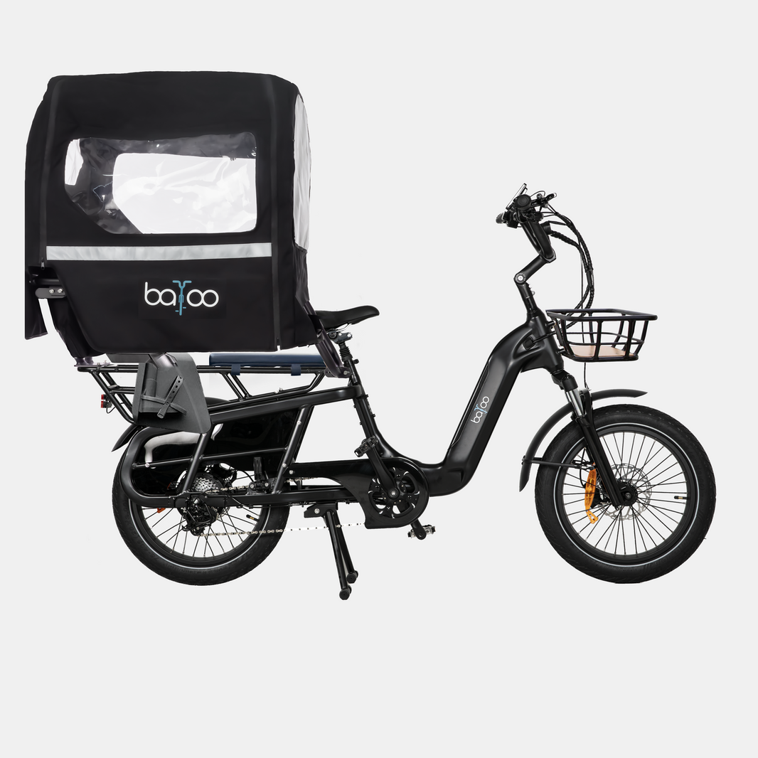 Vélo cargo électrique noir équipé d’une caisse fermée pour les petites livraisons.