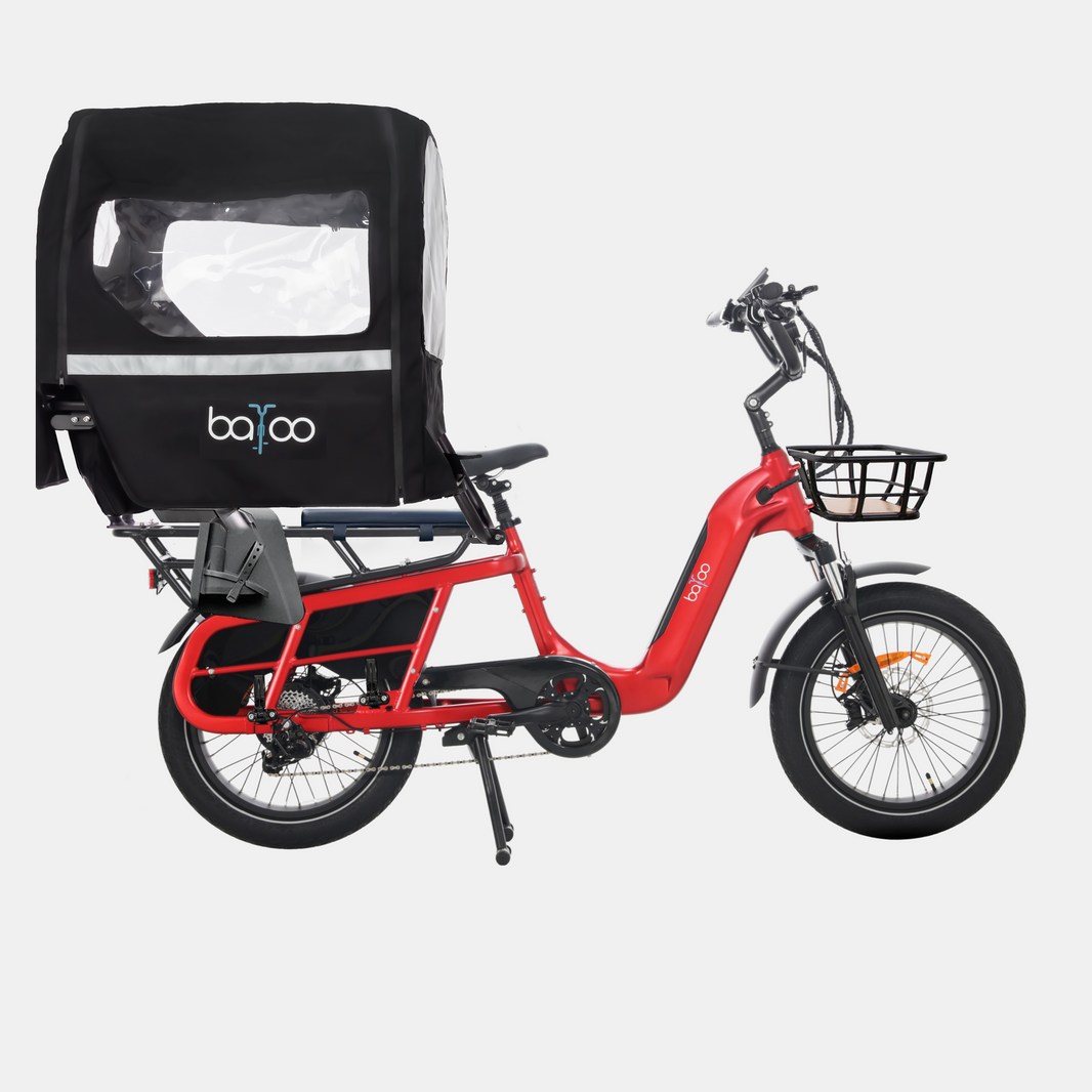 Vélo cargo électrique rouge équipé d’une caisse de transport arrière.