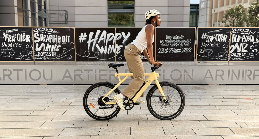 Cycliste sur un vélo électrique urbain dans une rue de ville.